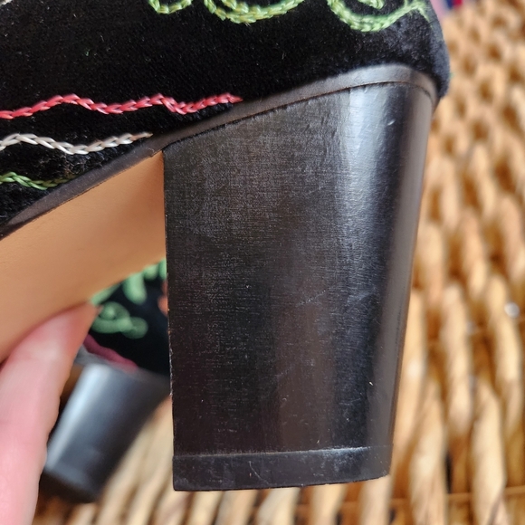 WOMEN'S SUZANI BLACK VELVET HAND EMBROIDERED STATEMENT KNEE BOOTS SIZE 8.5 / 39 - Picture 11 of 16